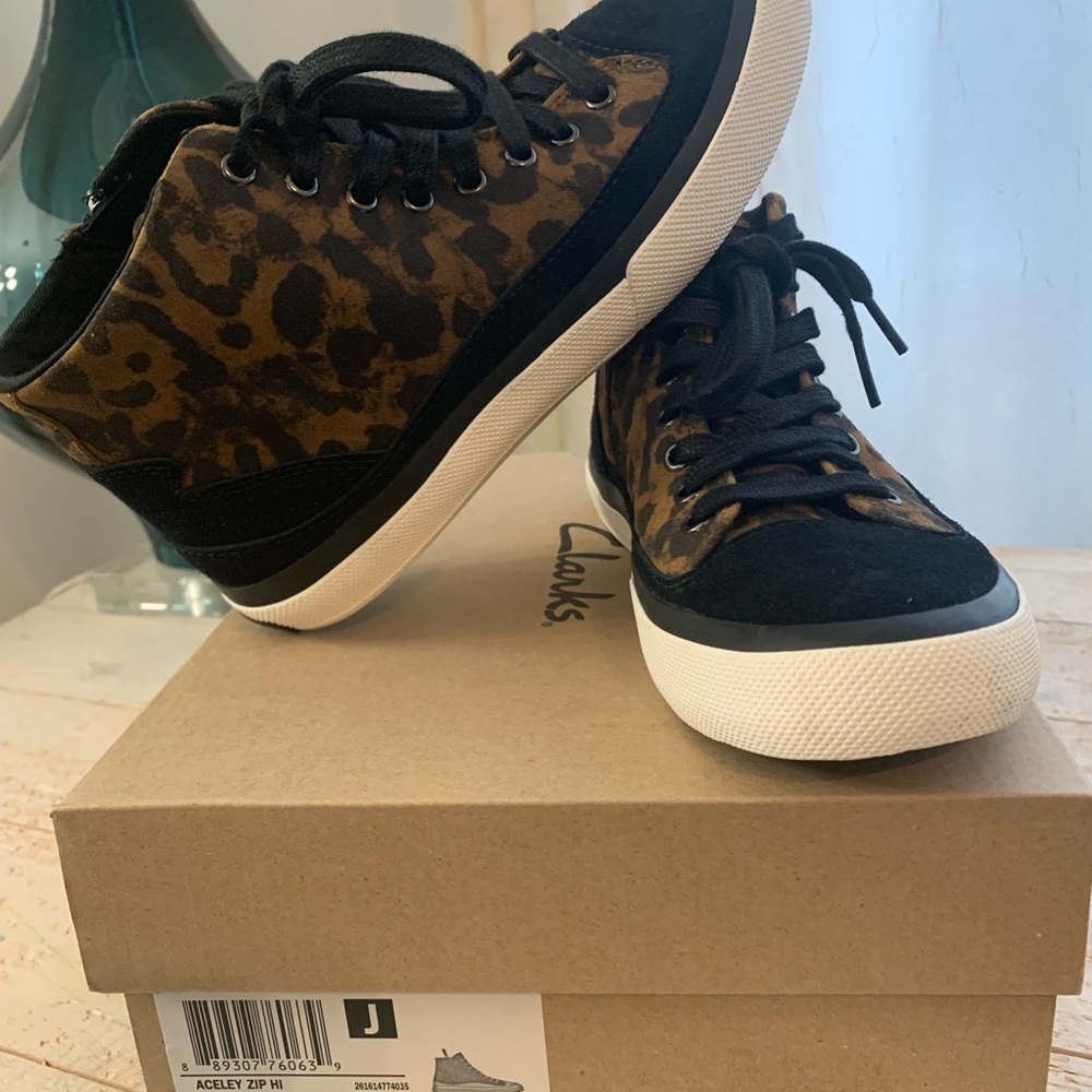 NEW, Stylish Clarks Black and Tan High-Top Leather Sneakers 😍